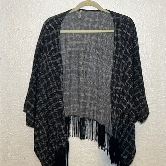 Motto black and white, short sleeve cardigan with fringe at bottom size large - Picture 2 of 8